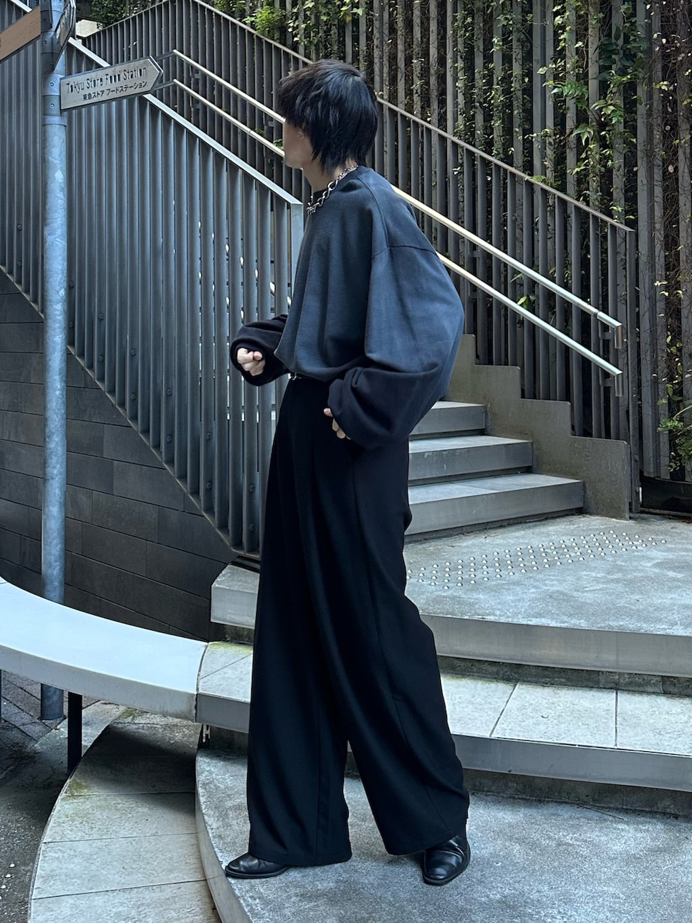 ブラック系のスラックス、ブラック系のベルトを着用したメンズの春コーディネートの5枚目の写真