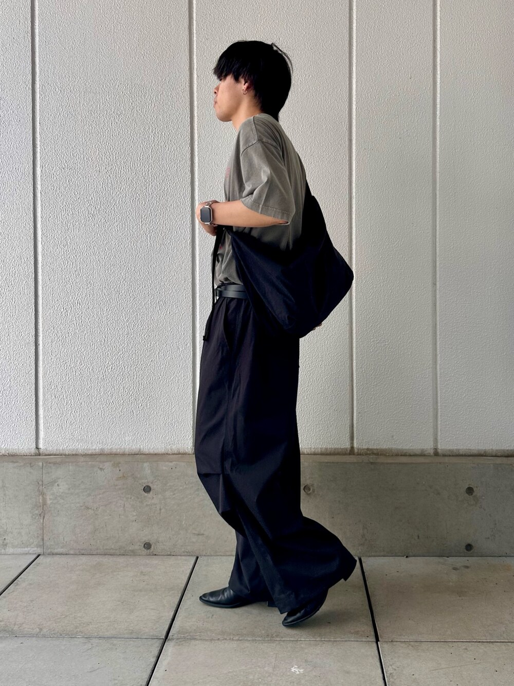 ブラック系のその他パンツ、ブラック系のショルダーバッグ、グレー系のTシャツ/カットソーを着用したメンズの夏コーディネートの2枚目の写真