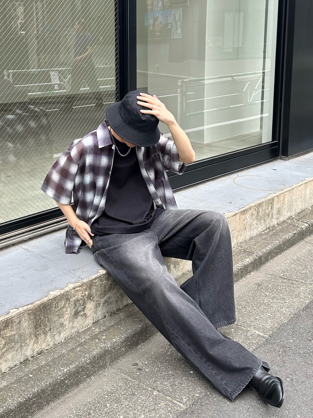 ブラック系のシャツ/ブラウス、ブラック系のデニムパンツ、ブラック系のタンクトップを着用したメンズの夏コーディネートの2枚目の写真