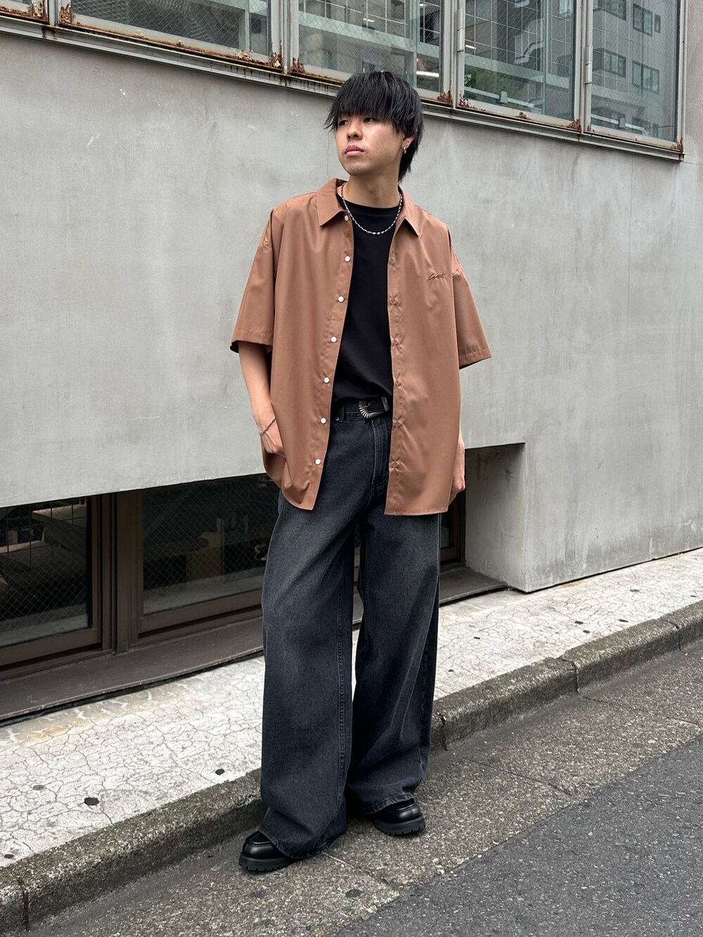 ブラウン系のシャツ/ブラウス、ブラック系のデニムパンツ、ブラック系のベルトを着用したメンズの夏コーディネートの2枚目の写真