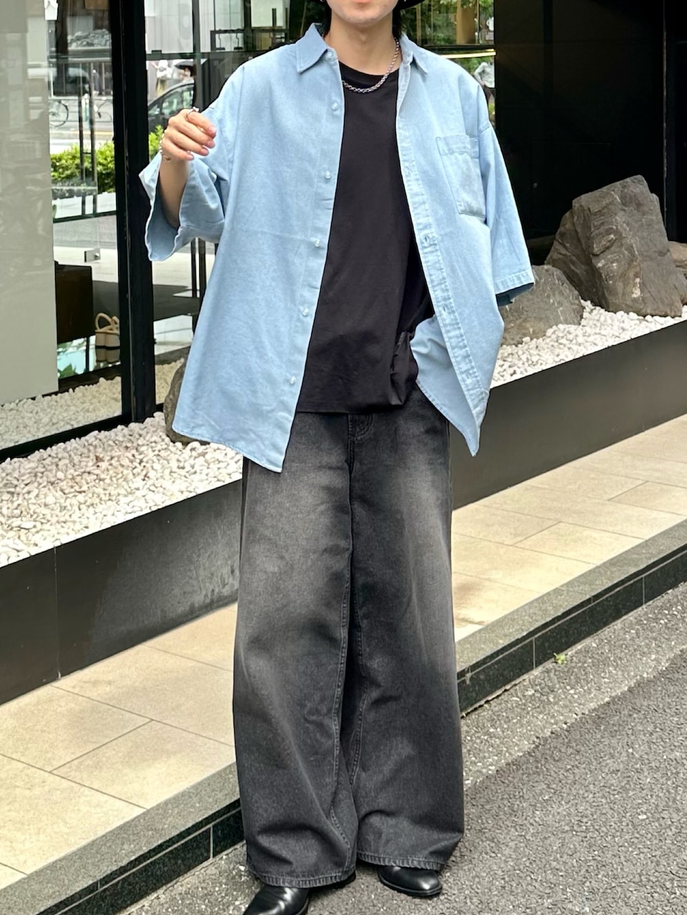 ブルー系のシャツ/ブラウス、ブラック系のタンクトップ、ブラック系のデニムパンツを着用したメンズの夏コーディネートの3枚目の写真