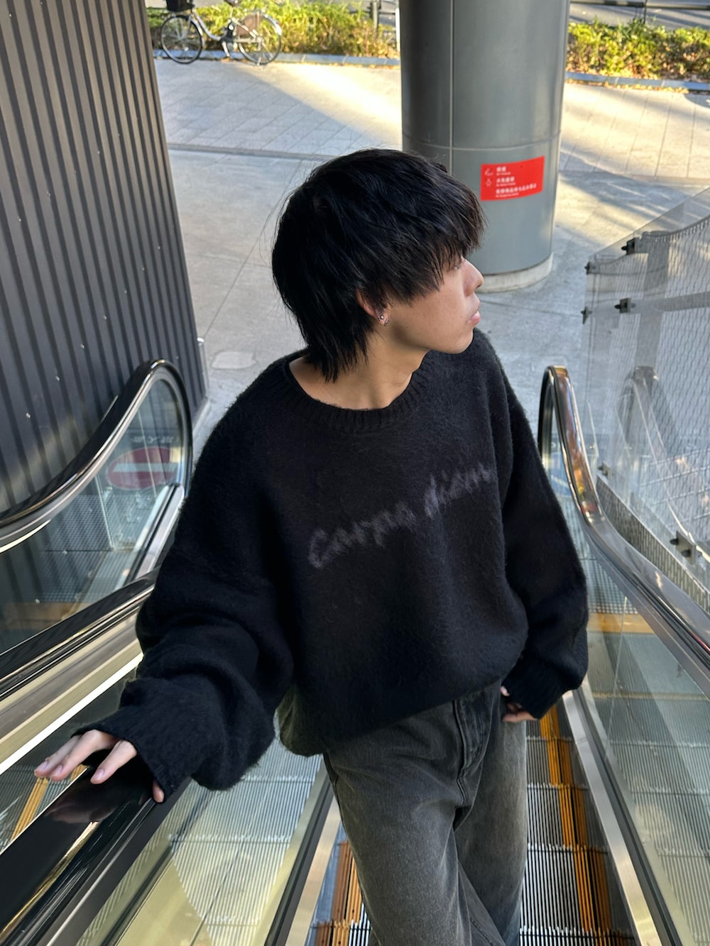 ブラック系のニット/セーター、ブラック系のデニムパンツを着用したメンズの冬コーディネートの4枚目の写真