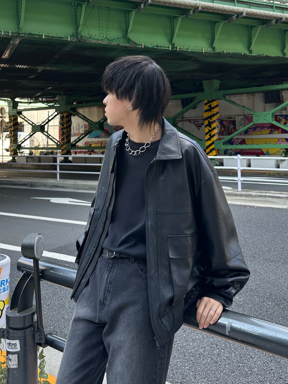 ブラック系のブルゾン、ブラック系のデニムパンツを着用したメンズの秋コーディネートの4枚目の写真