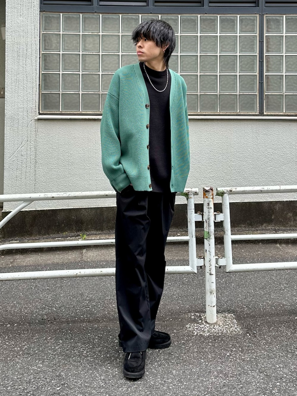 グリーン系のカーディガン/ボレロ、ブラック系のニット/セーター、ブラック系のその他パンツを着用したメンズの冬コーディネートの3枚目の写真