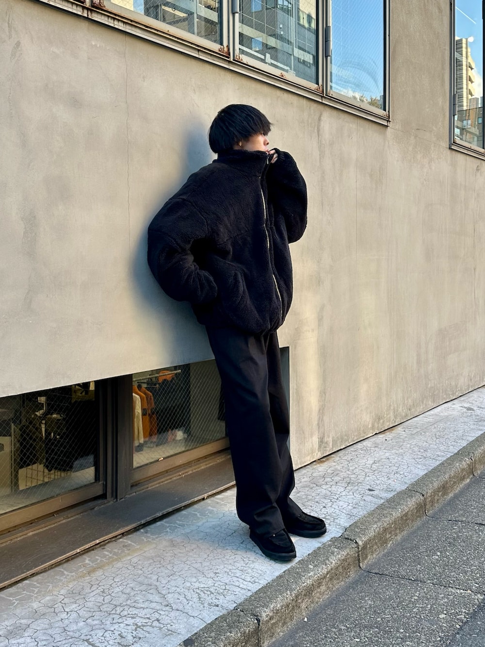 ブラック系のジャケット/アウター、ブルー系のニット/セーター、ブラック系のその他パンツを着用したメンズの秋コーディネートの2枚目の写真