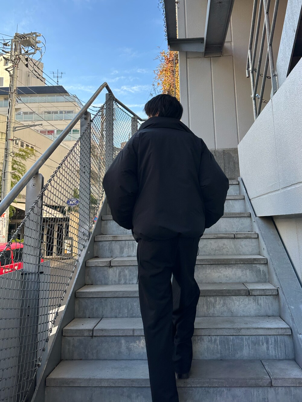 ブラック系のダウンジャケット/コート、ブラック系のニット/セーターを着用したメンズの冬コーディネートの4枚目の写真