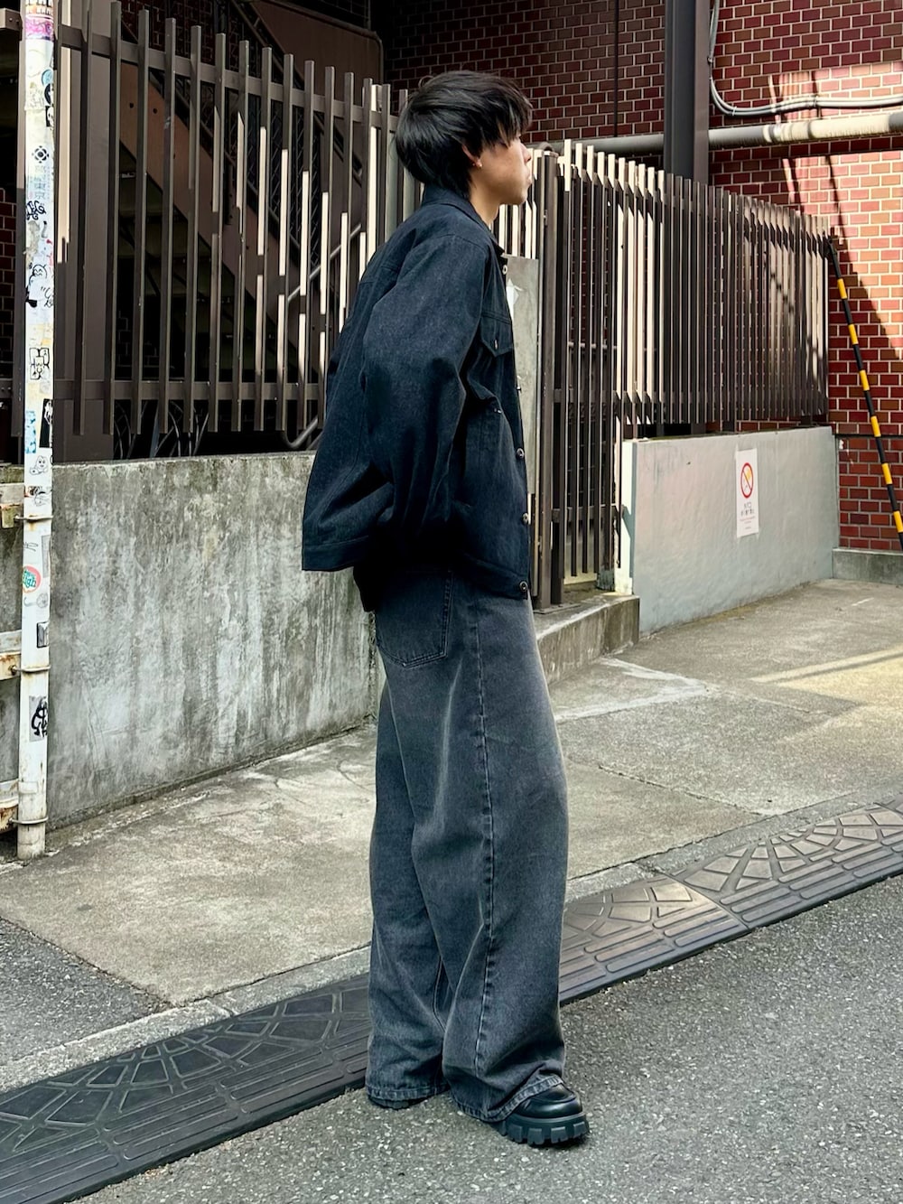 ブラック系のデニムジャケット、ブラック系のTシャツ/カットソー、ブラック系のデニムパンツを着用したメンズの冬コーディネートの4枚目の写真