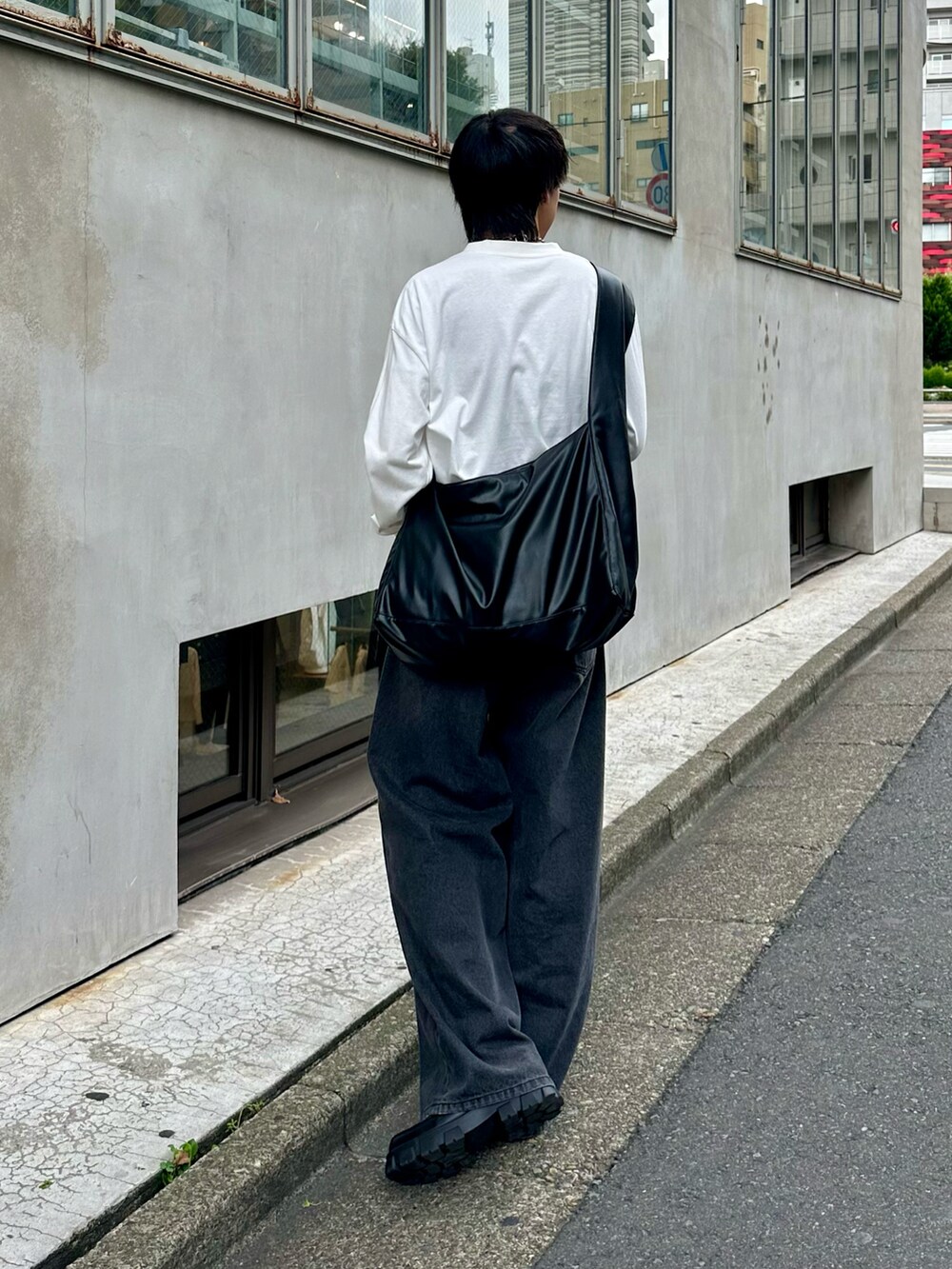 ホワイト系のTシャツ/カットソー、ブラック系のデニムパンツ、ブラック系のショルダーバッグを着用したメンズの夏コーディネートの3枚目の写真