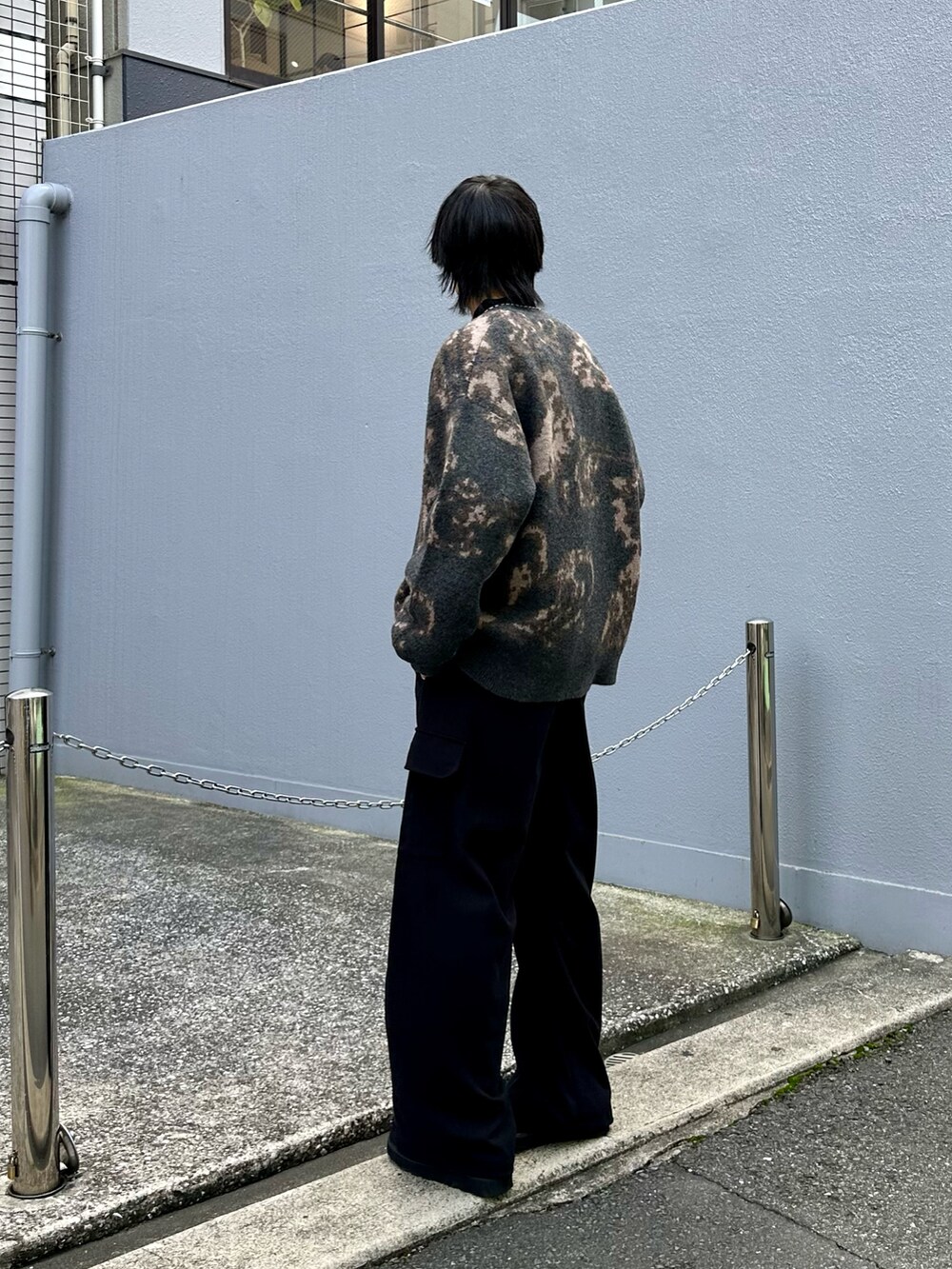 グレー系のカーディガン/ボレロ、ブラック系のTシャツ/カットソー、ブラック系のカーゴパンツを着用したメンズの秋コーディネートの2枚目の写真