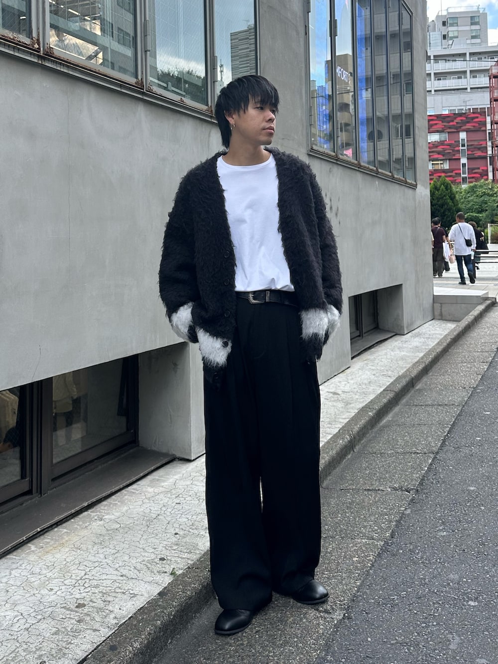 ブラック系のスラックス、ブラック系のカーディガン/ボレロ、ブラック系のベルトを着用したメンズの秋コーディネートの5枚目の写真