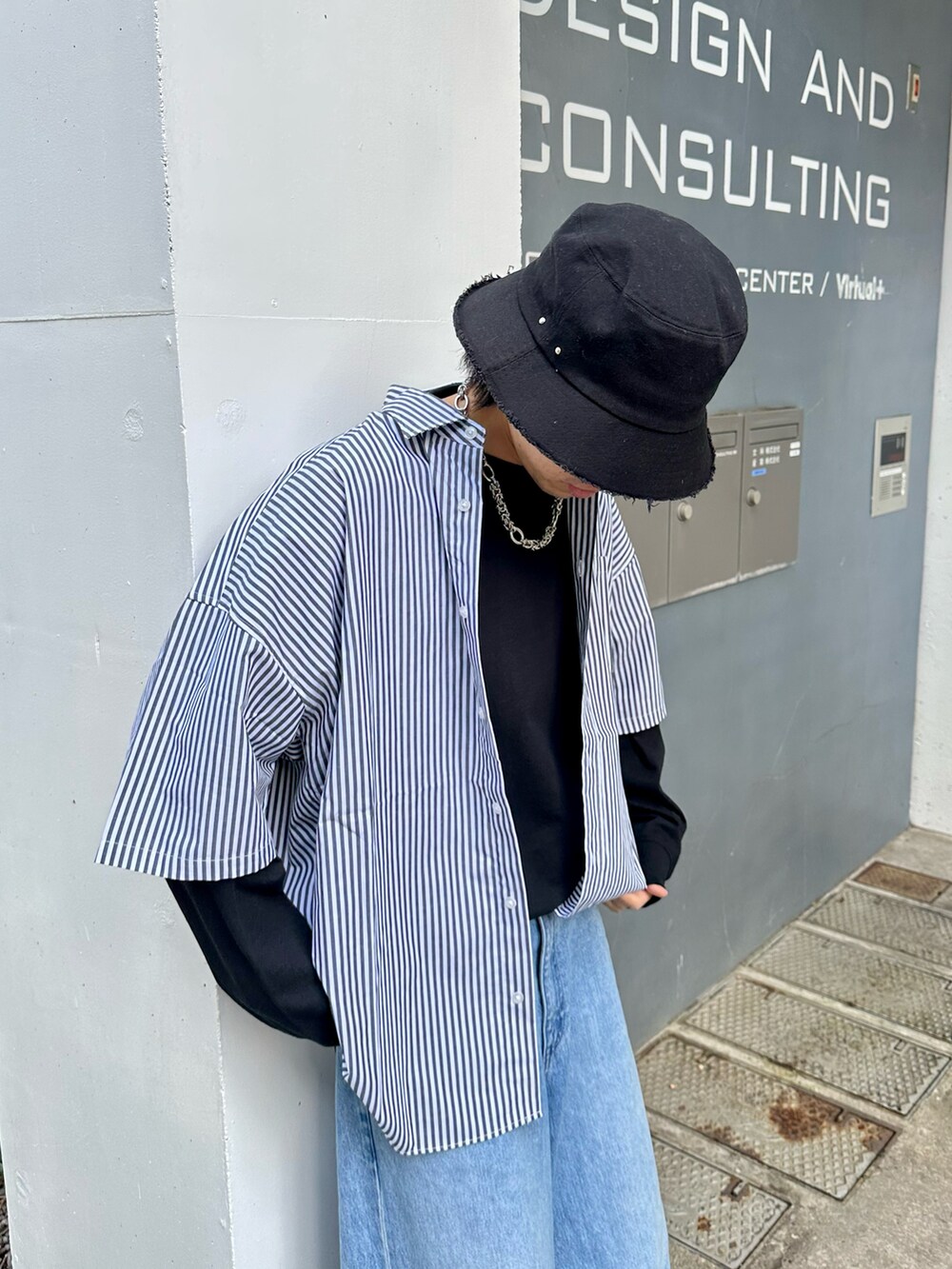 ブラック系のシャツ/ブラウス、ブルー系のパンツ、ホワイト系のスニーカーを着用したメンズの夏コーディネートの3枚目の写真