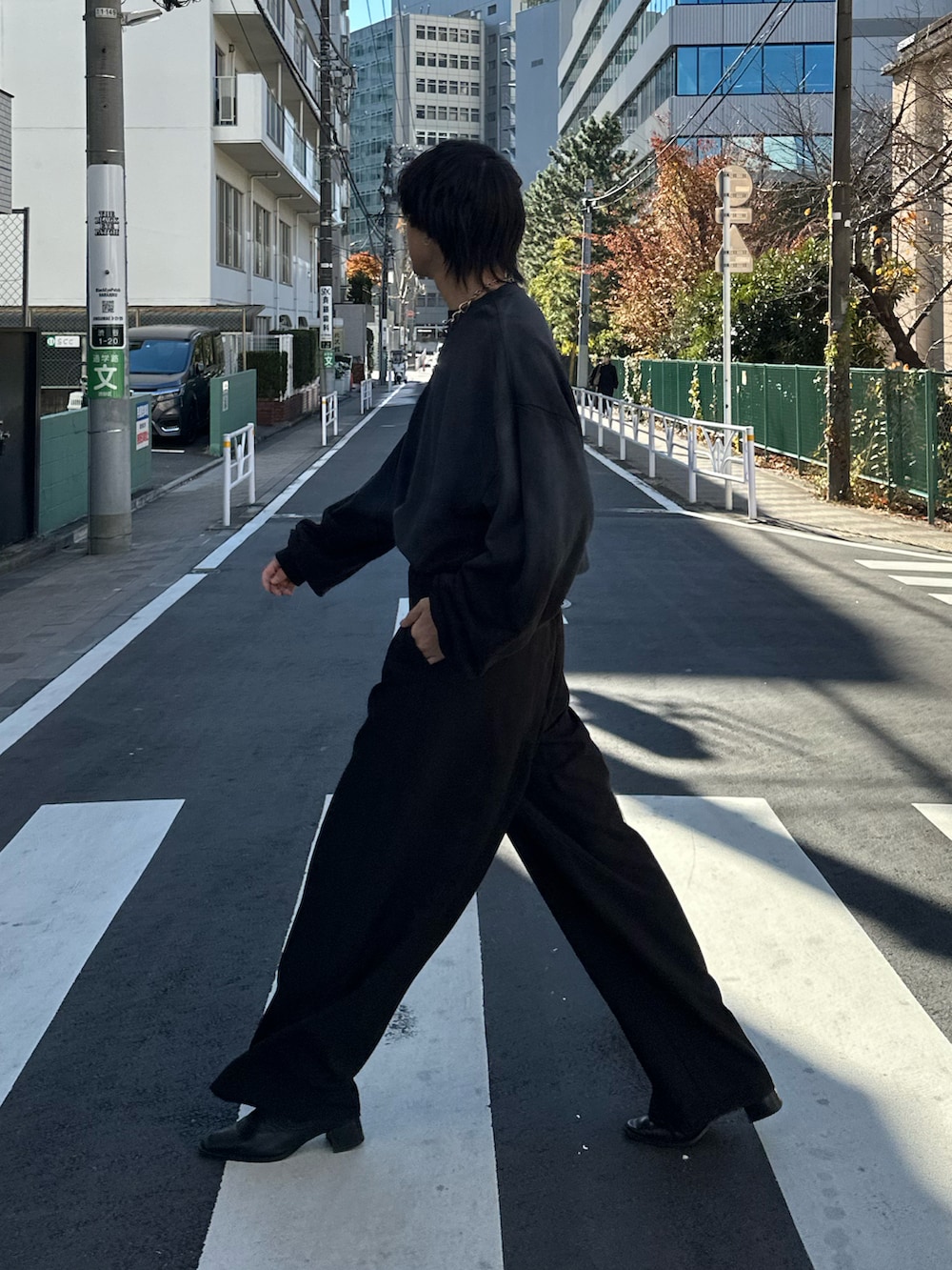 ブラック系のスラックス、ブラック系のベルトを着用したメンズの春コーディネートの2枚目の写真