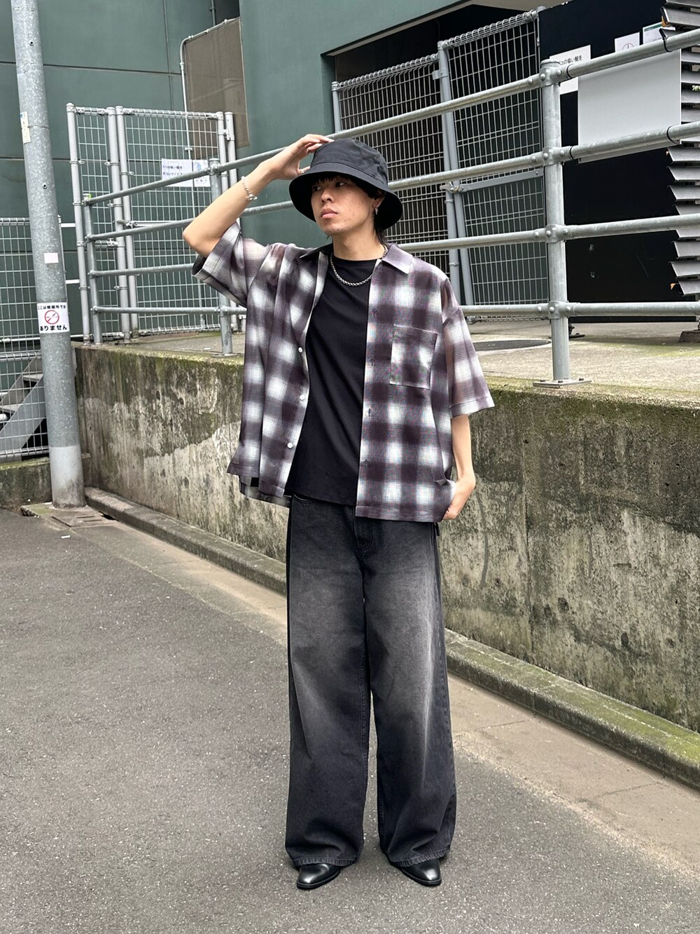 ブラック系のシャツ/ブラウス、ブラック系のデニムパンツ、ブラック系のタンクトップを着用したメンズの夏コーディネートの4枚目の写真