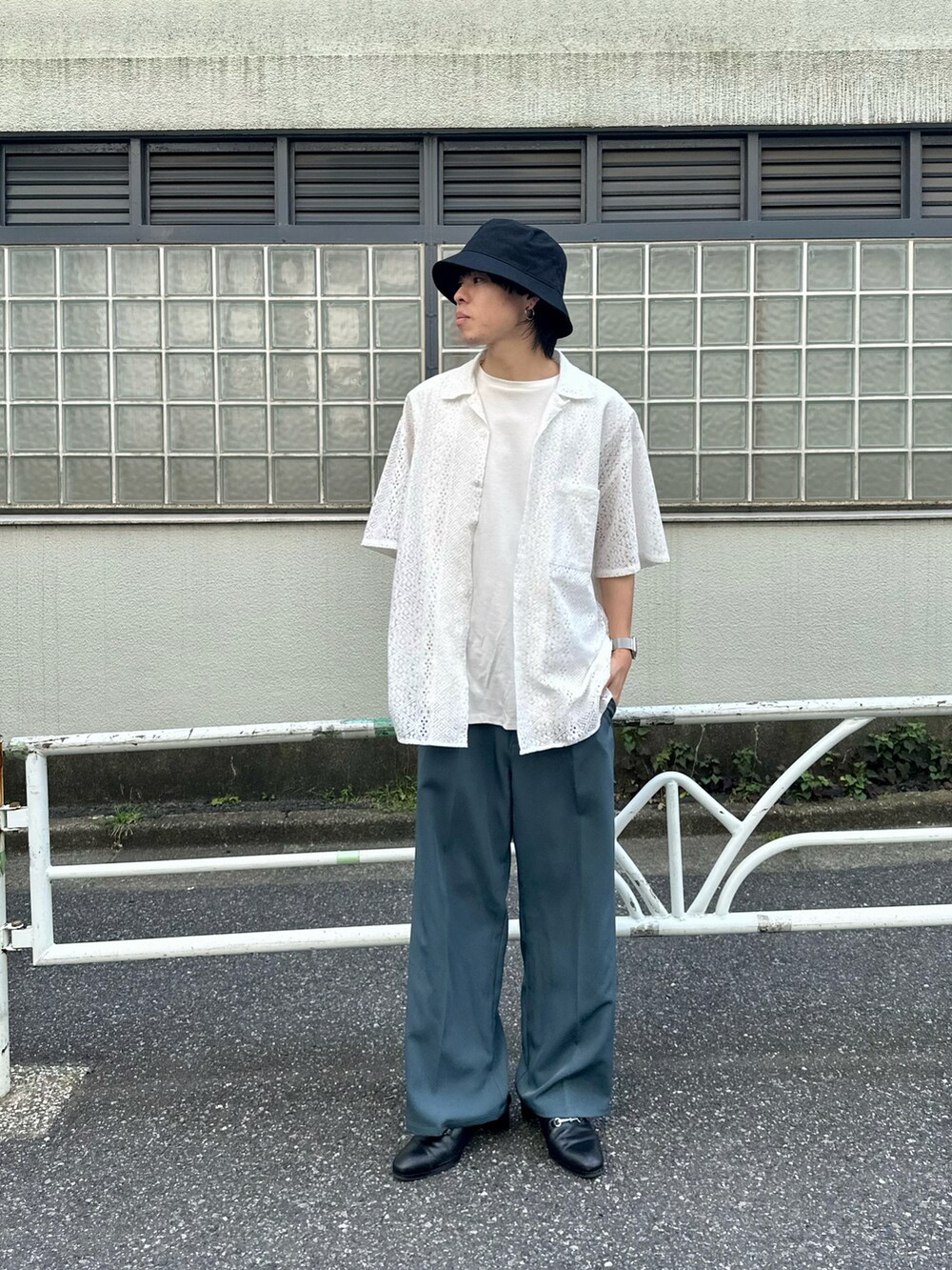 ホワイト系のシャツ/ブラウス、ブルー系のスラックス、ホワイト系のタンクトップを着用したメンズの夏コーディネートの2枚目の写真