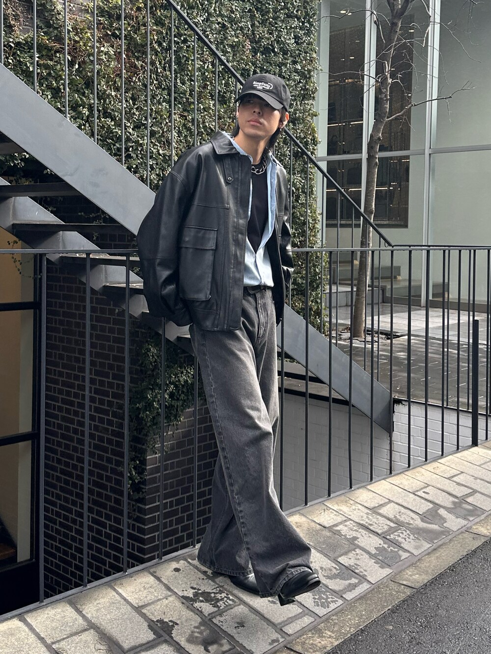 ブラック系のブルゾン、ブラック系のデニムパンツ、ブラック系のキャップを着用したメンズの冬コーディネートの5枚目の写真