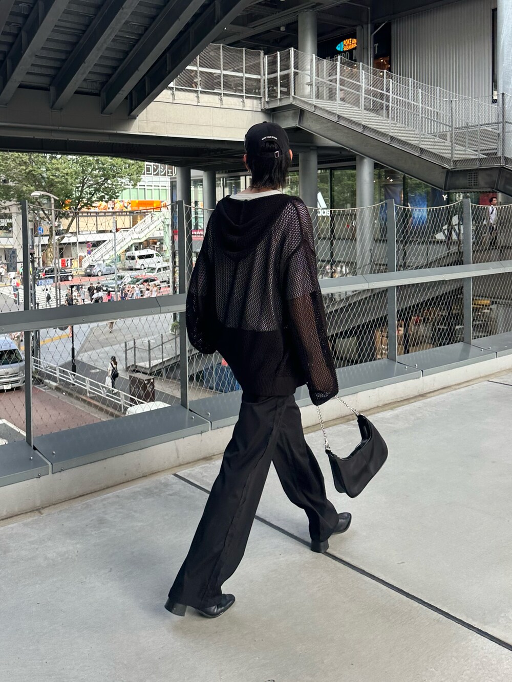 ブラック系のパーカー、ホワイト系のTシャツ/カットソー、ブラック系のキャップを着用したメンズの夏コーディネートの4枚目の写真