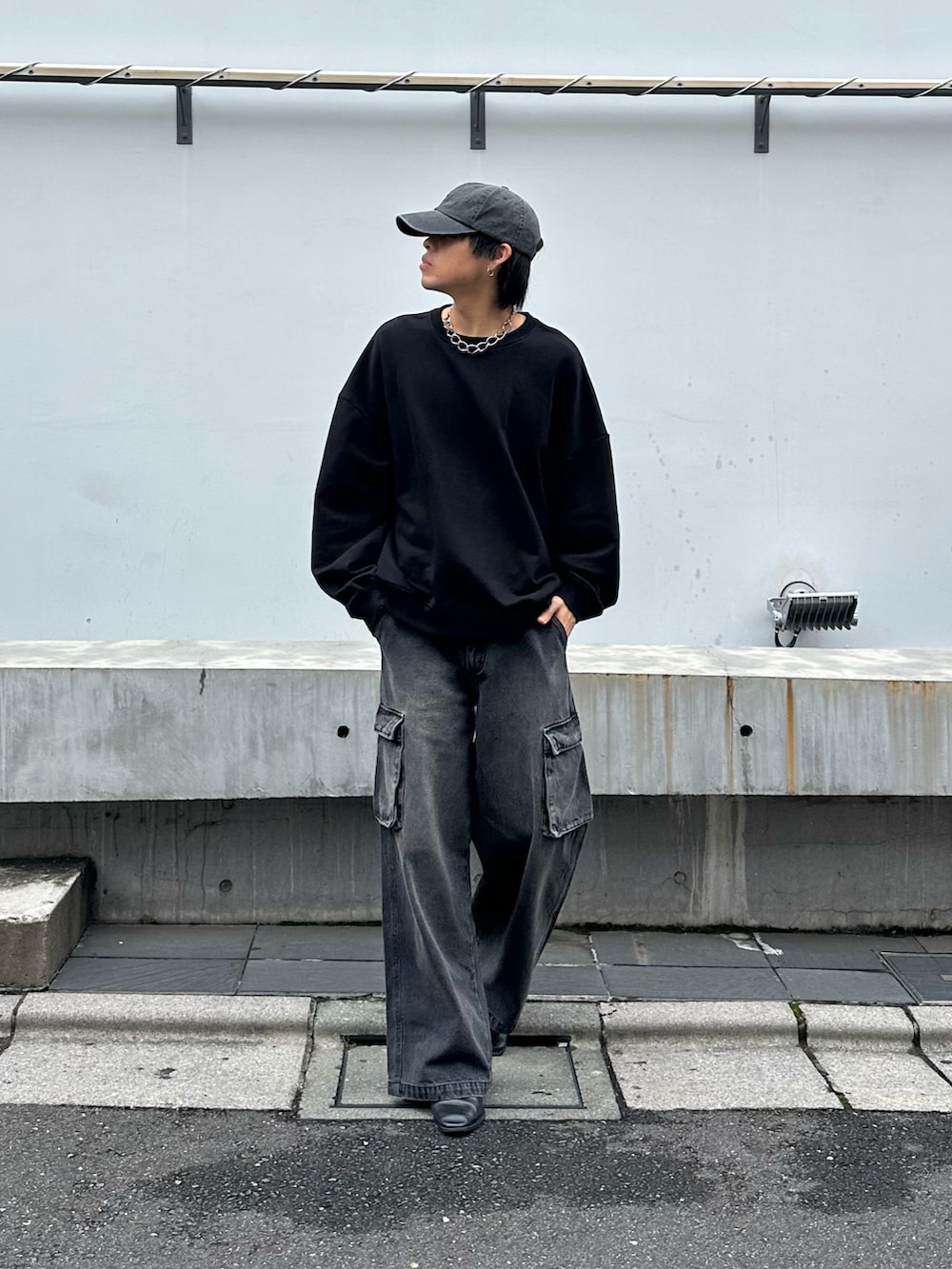 ブラック系のスウェット、ブラック系のデニムパンツを着用したメンズの秋コーディネートの5枚目の写真