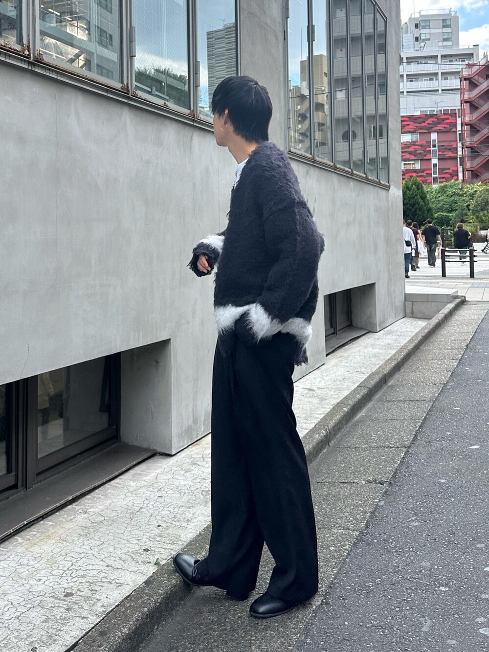 ブラック系のスラックス、ブラック系のカーディガン/ボレロ、ブラック系のベルトを着用したメンズの秋コーディネートの2枚目の写真