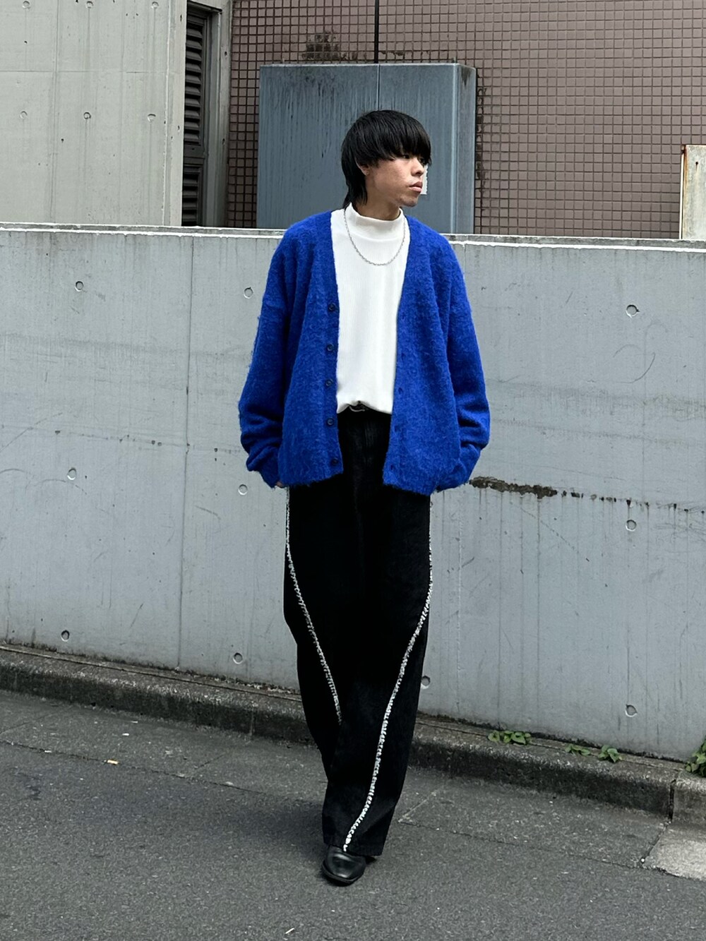 ホワイト系のTシャツ/カットソー、ブラック系のデニムパンツを着用したメンズの秋コーディネートの2枚目の写真