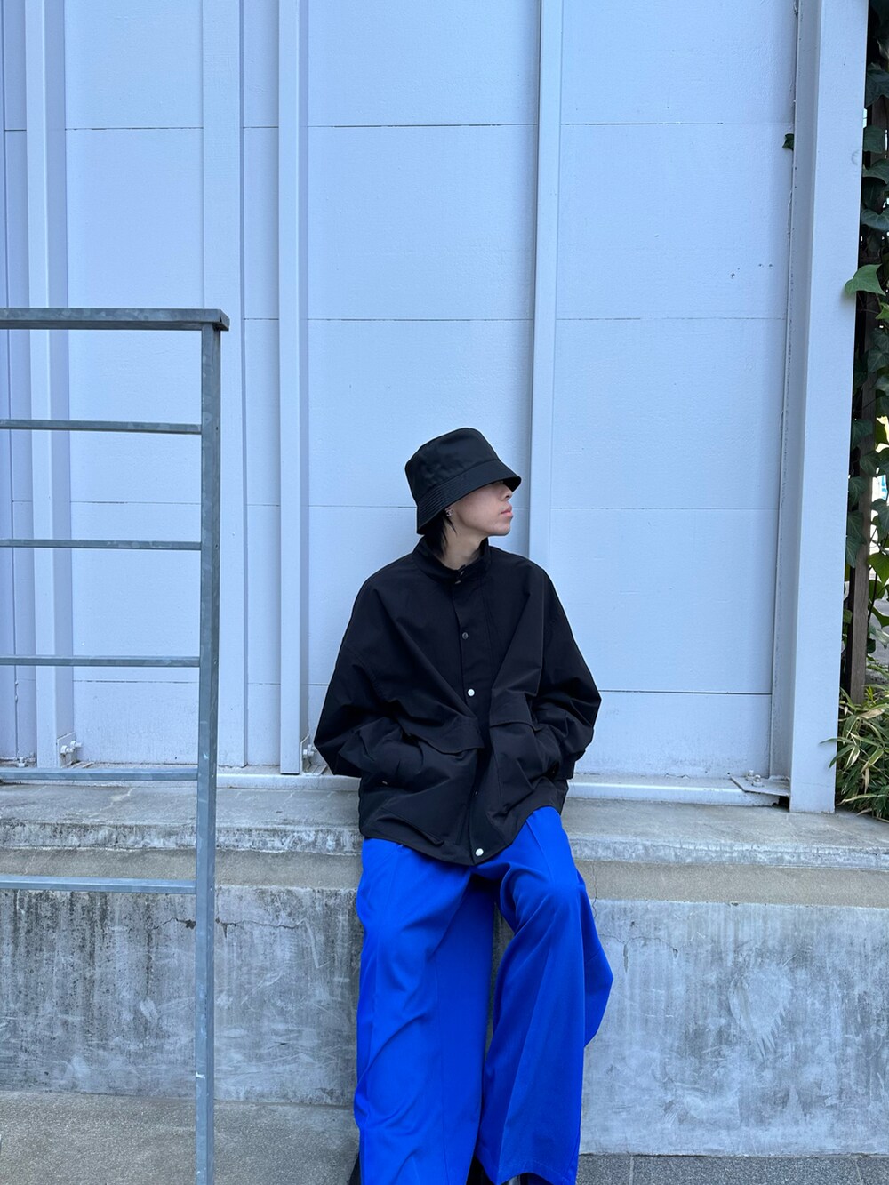 ブラック系のブルゾン、ブルー系のその他パンツを着用したメンズの春コーディネートの2枚目の写真