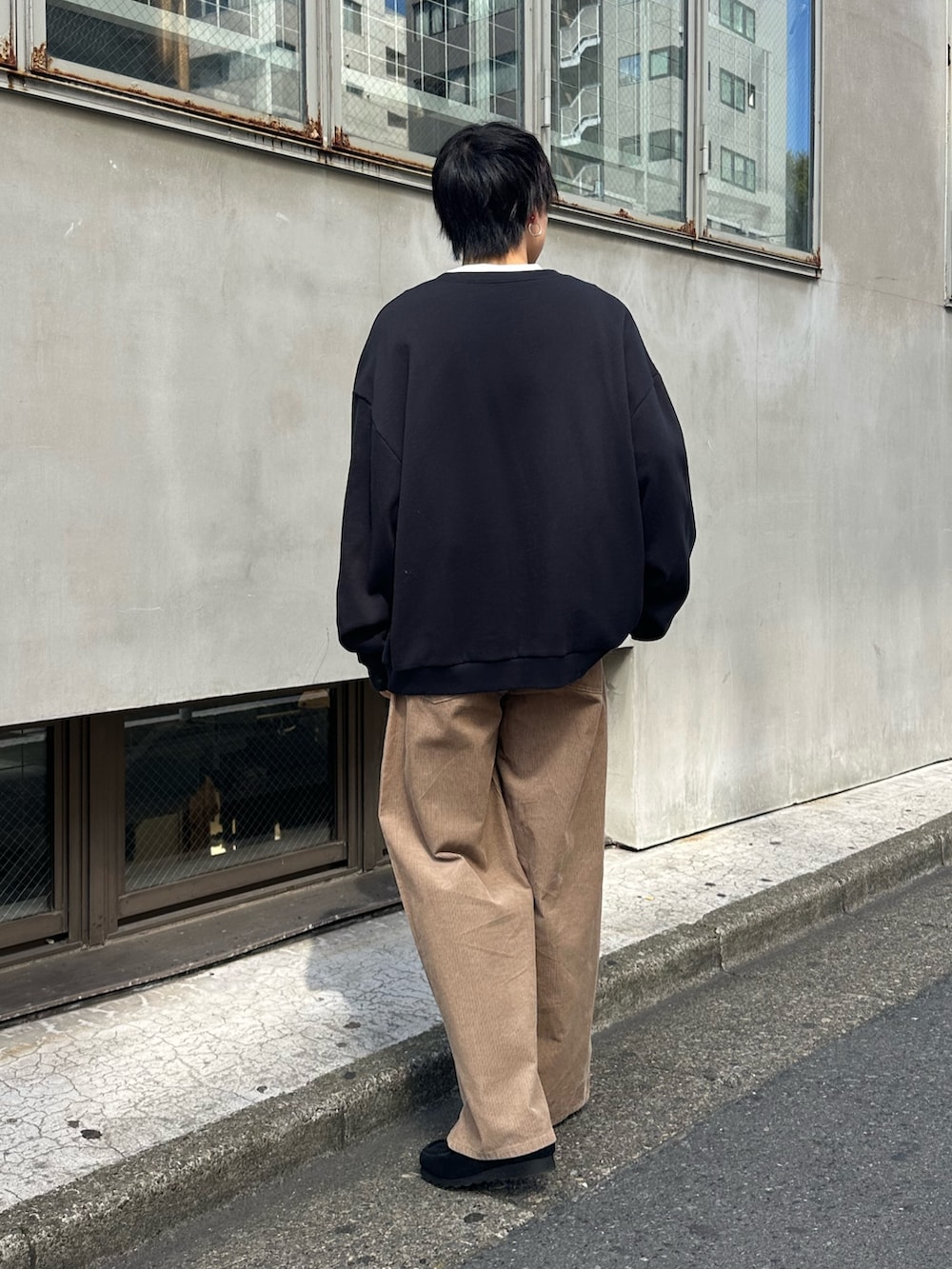 ブラック系のスウェット、ベージュ系のその他パンツを着用したメンズの秋コーディネートの4枚目の写真