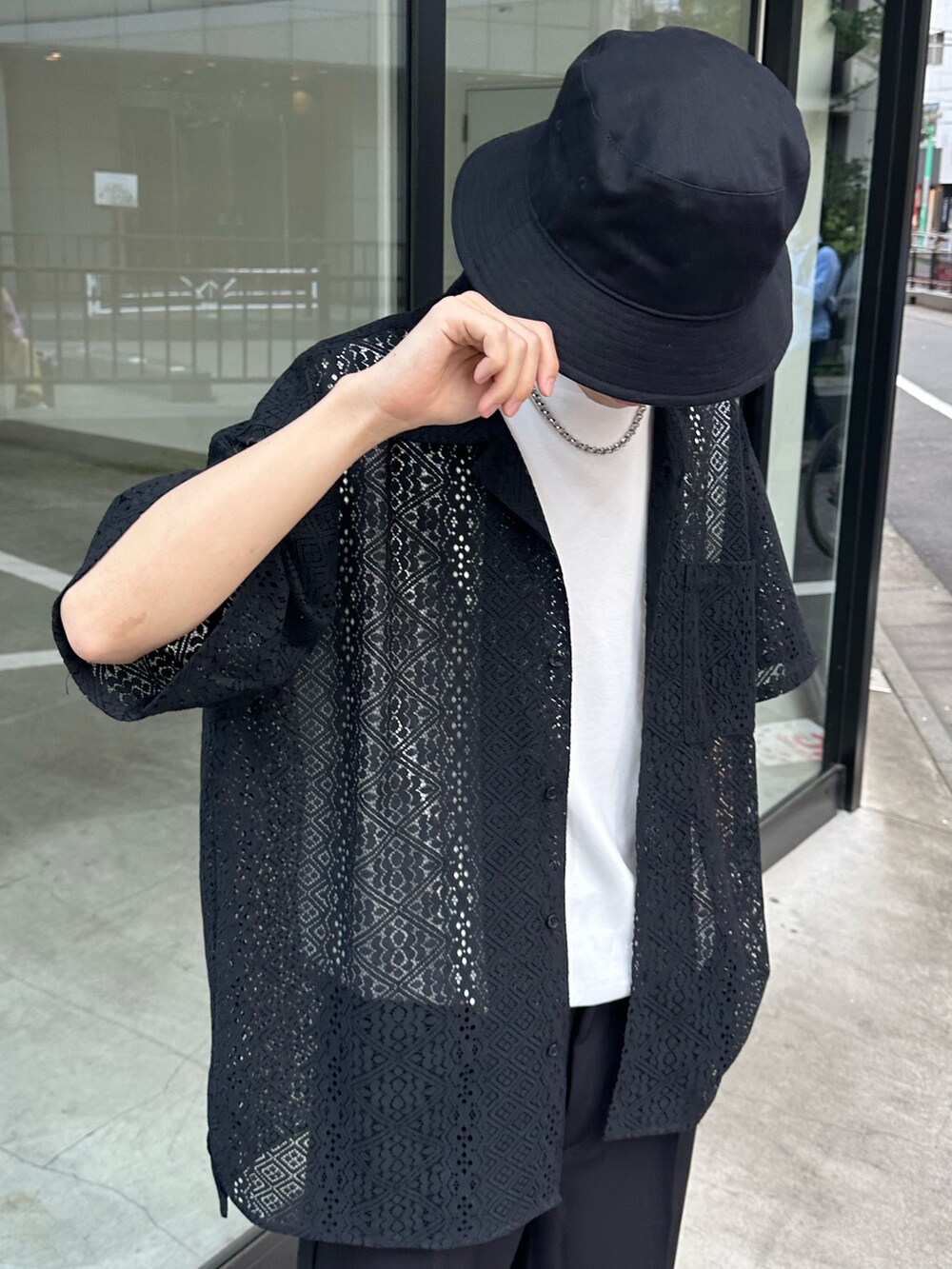 ブラック系のシャツ/ブラウス、ホワイト系のタンクトップ、ブラック系のスラックスを着用したメンズの夏コーディネートの3枚目の写真