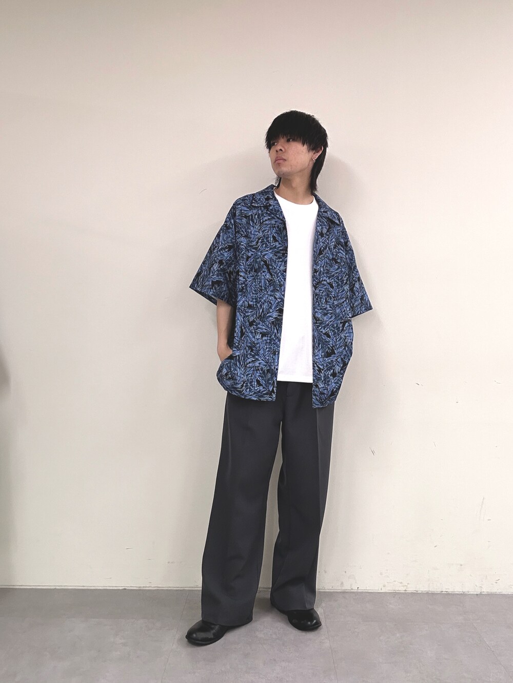 ブルー系のシャツ/ブラウス、ホワイト系のTシャツ/カットソー、グレー系のスラックスを着用したメンズの春コーディネートの2枚目の写真