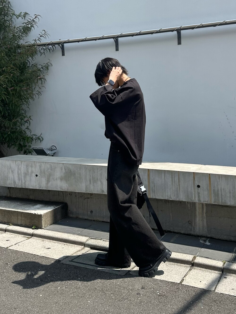 ブラック系のTシャツ/カットソー、ブラック系のデニムパンツ、ブラック系のベルトを着用したメンズの夏コーディネートの4枚目の写真