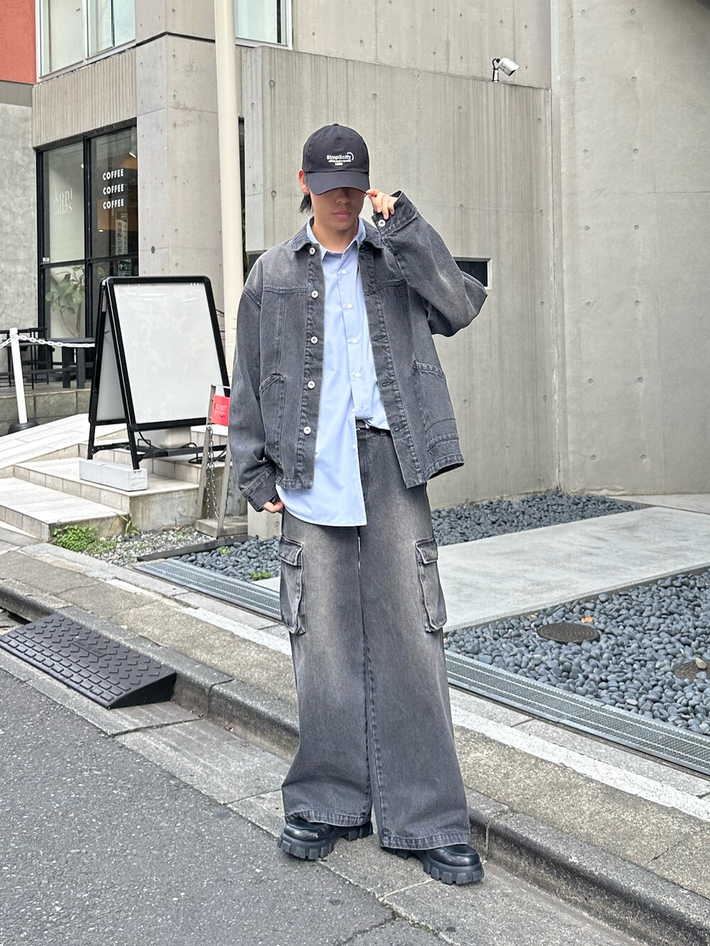 ブラック系のデニムジャケット、ブルー系のシャツ/ブラウス、ブラック系のデニムパンツを着用したメンズの夏コーディネートの2枚目の写真