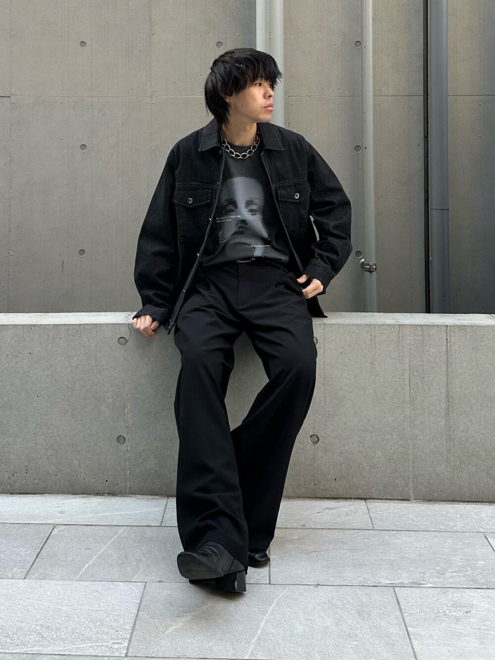ブラック系のTシャツ/カットソー、ブラック系のスラックス、ブラック系のデニムジャケットを着用したメンズの春コーディネートの4枚目の写真