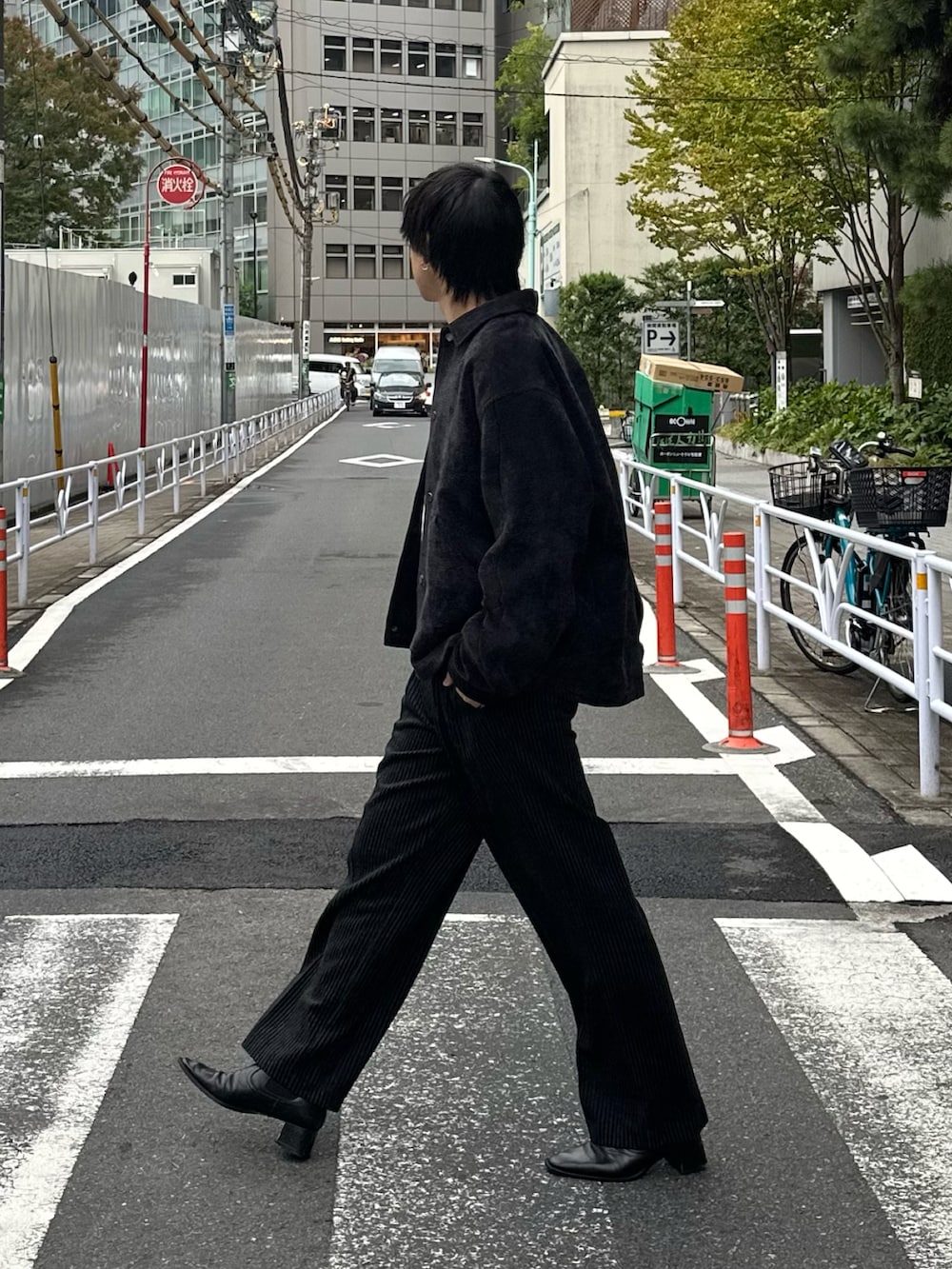 ブラック系のその他アウター、ブラック系のスラックスを着用したメンズの秋コーディネートの3枚目の写真