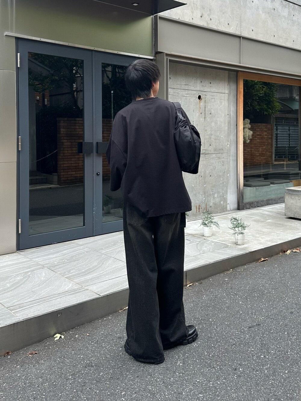 ブラック系のTシャツ/カットソー、ブラック系のデニムパンツ、ブラック系のベルトを着用したメンズの夏コーディネートの3枚目の写真