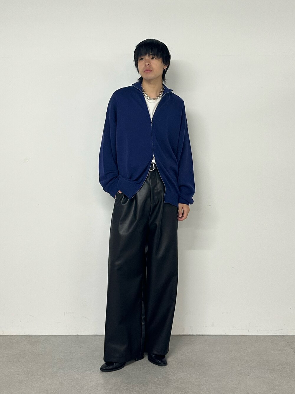 ブルー系のニット/セーター、ブラック系のその他パンツを着用したメンズの秋コーディネートの5枚目の写真