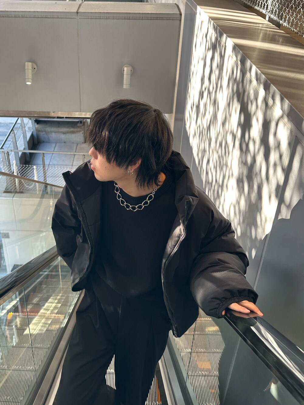 ブラック系のダウンジャケット/コート、ブラック系のニット/セーターを着用したメンズの冬コーディネートの5枚目の写真