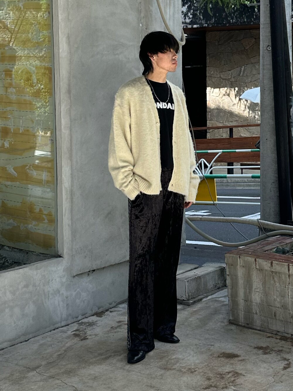 ベージュ系のカーディガン/ボレロ、ブラック系のその他パンツを着用したメンズの秋コーディネートの4枚目の写真