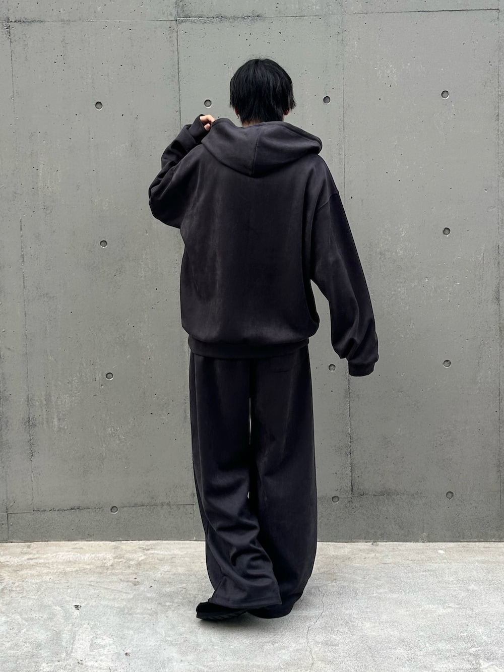 グレー系のパーカー、グレー系のスウェットパンツ、シルバー系のネックレスを着用したメンズの秋コーディネートの3枚目の写真