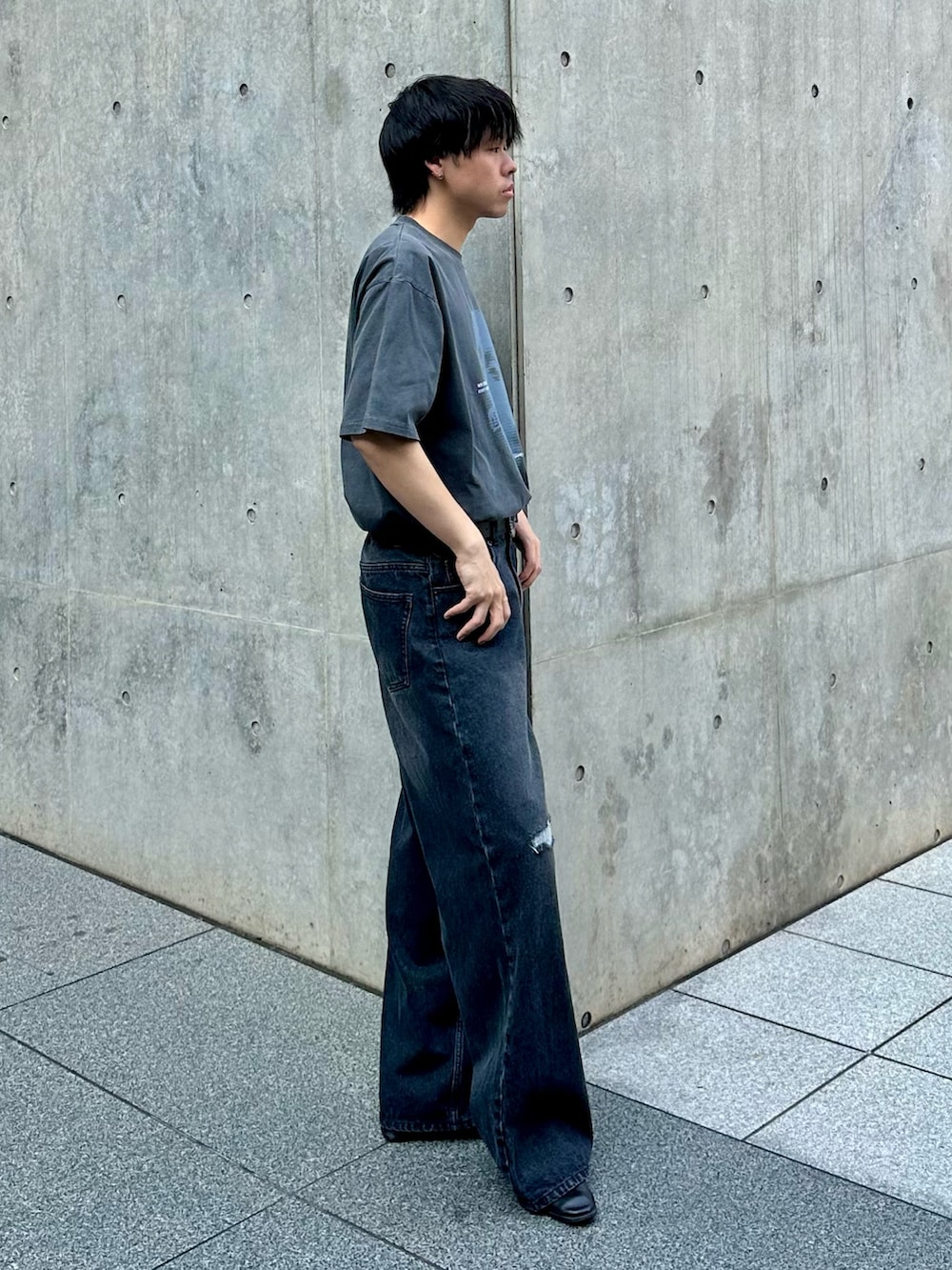 ブラック系のTシャツ/カットソー、ブラック系のベルトを着用したメンズの春コーディネートの4枚目の写真