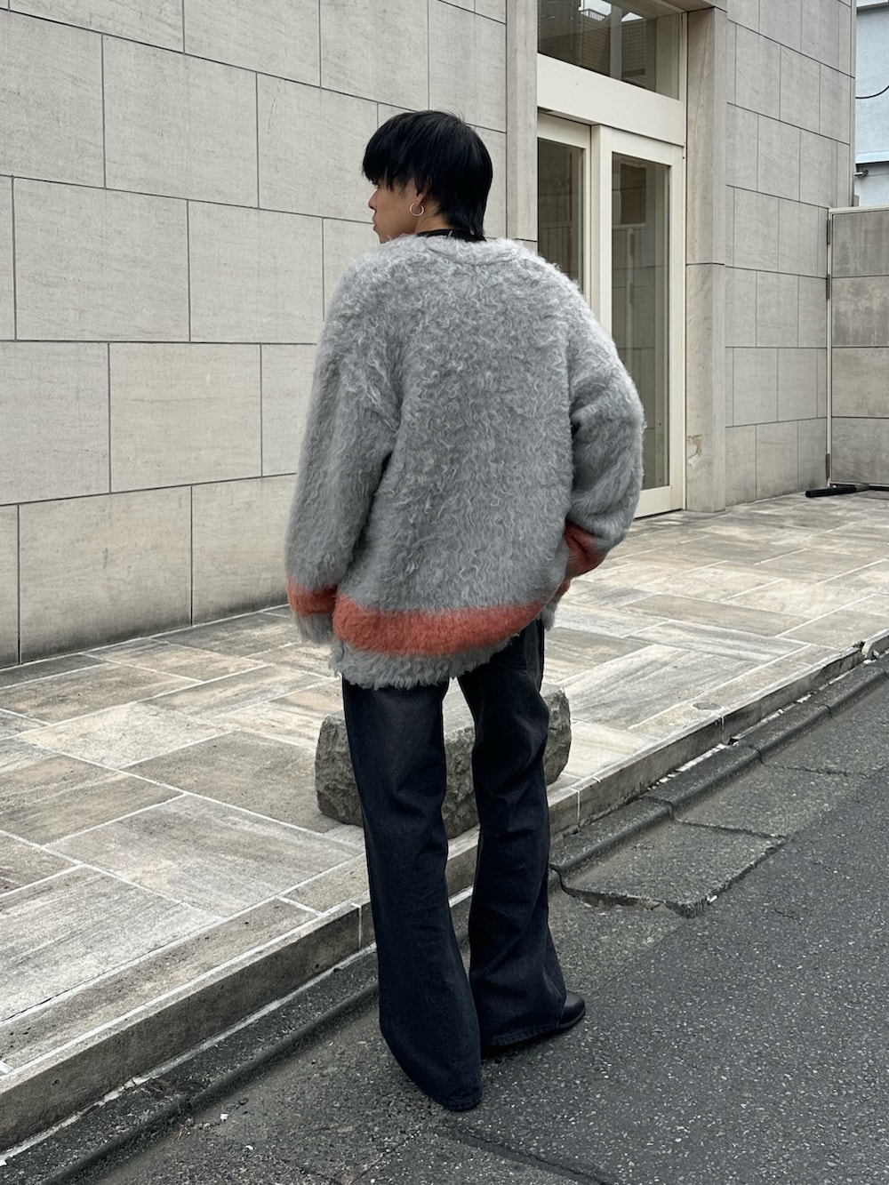ブラック系のカーディガン/ボレロ、ブラック系のTシャツ/カットソー、ブラック系のデニムパンツを着用したメンズの秋コーディネートの3枚目の写真