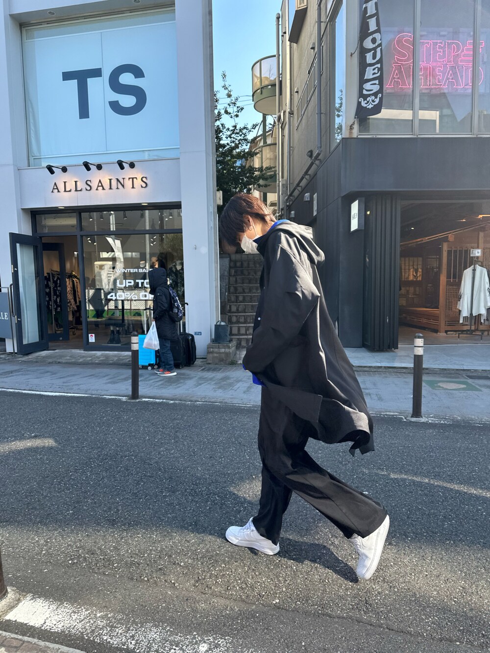 ブルー系のシャツ/ブラウス、グレー系のTシャツ/カットソー、ブラック系のモッズコートを着用したメンズの冬コーディネートの3枚目の写真