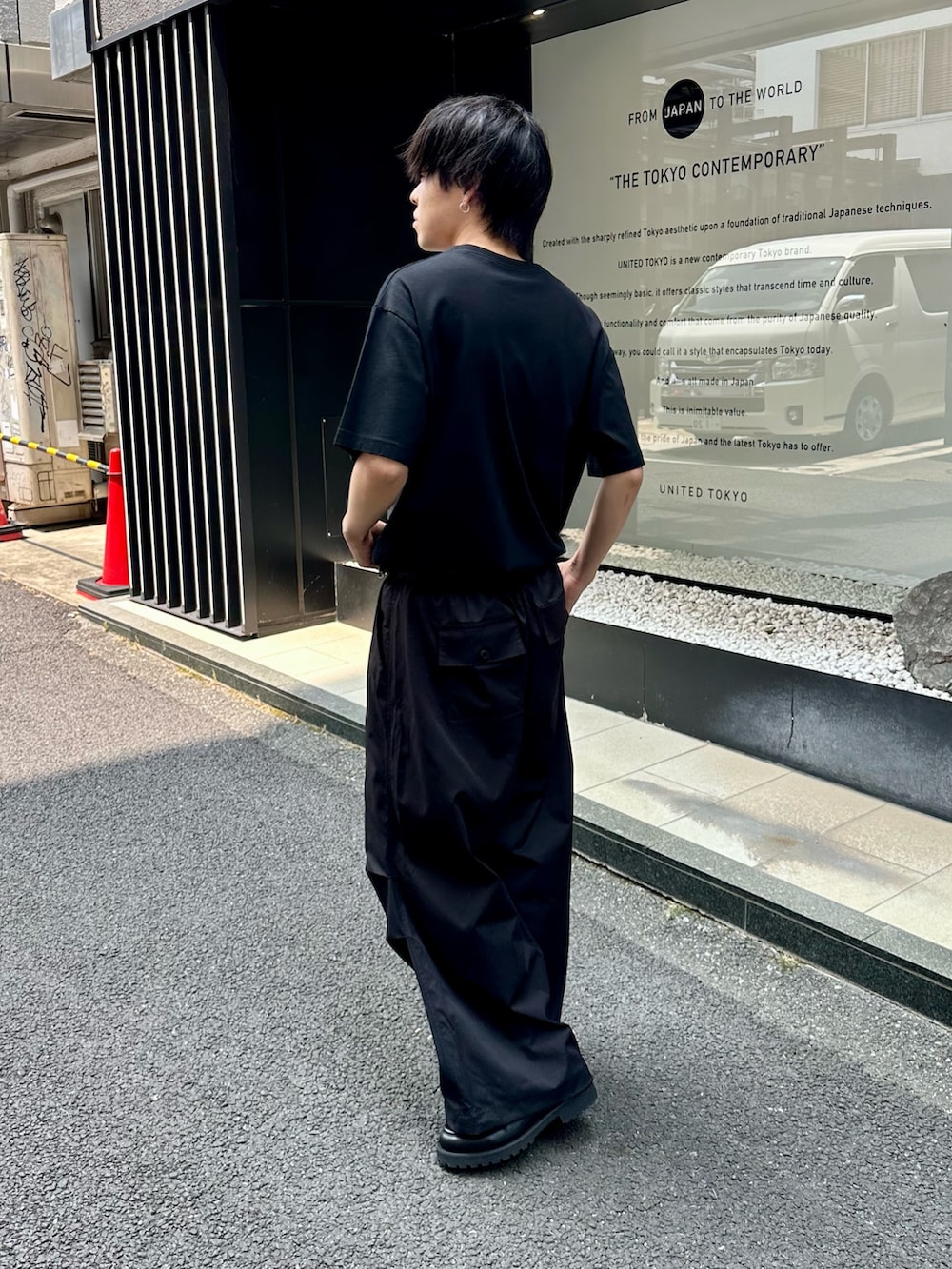 ブラック系のTシャツ/カットソー、ブラック系のその他パンツ、ブラック系のベルトを着用したメンズの夏コーディネートの2枚目の写真