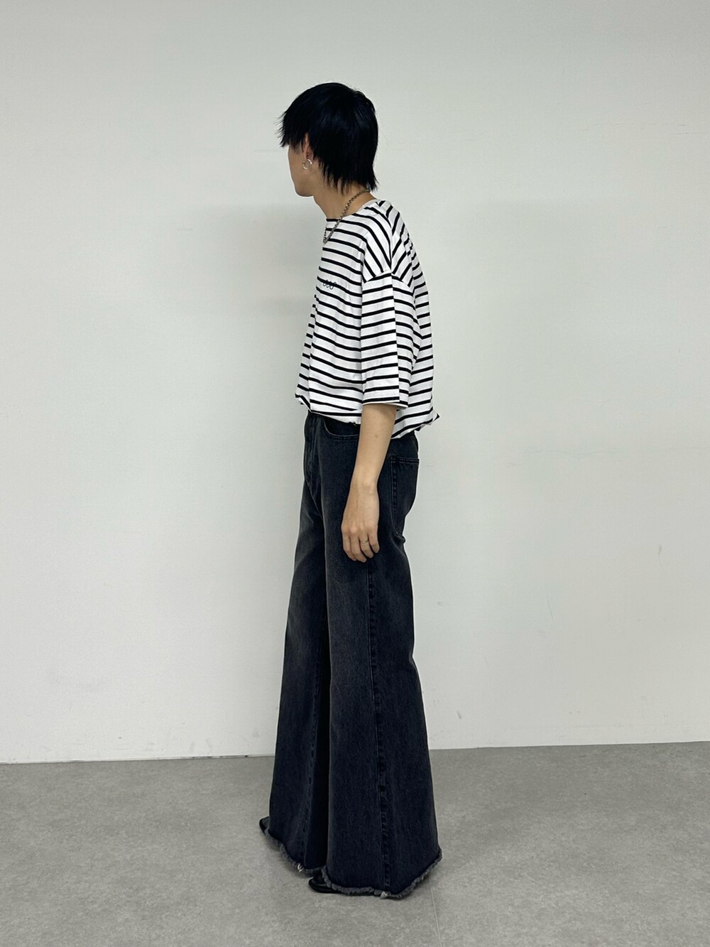 ホワイト系のTシャツ/カットソー、ブラック系のデニムパンツ、ブラック系のベルトを着用したメンズの夏コーディネートの2枚目の写真