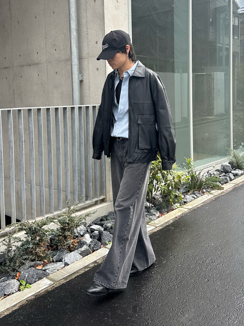 ブラック系のブルゾン、ブラック系のデニムパンツ、ブラック系のキャップを着用したメンズの冬コーディネートの4枚目の写真