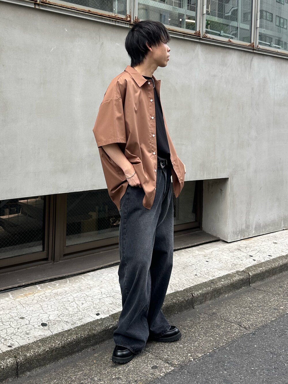ブラウン系のシャツ/ブラウス、ブラック系のデニムパンツ、ブラック系のベルトを着用したメンズの夏コーディネートの3枚目の写真