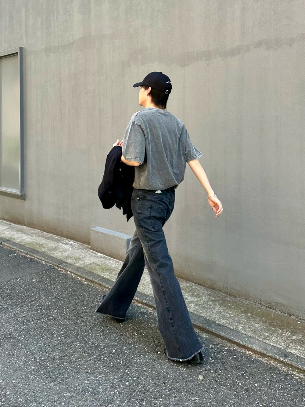 ブラック系のシャツ/ブラウス、グレー系のTシャツ/カットソー、ブラック系のデニムパンツを着用したメンズの春コーディネートの3枚目の写真