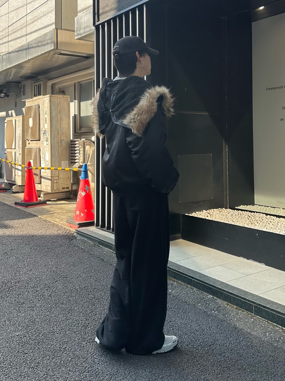 ブラック系のその他アウター、ブラック系のスウェットパンツ、ブラック系のキャップを着用したメンズの秋コーディネートの3枚目の写真