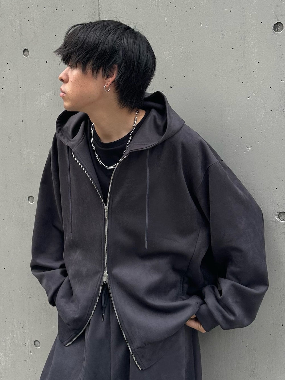 グレー系のパーカー、グレー系のスウェットパンツ、シルバー系のネックレスを着用したメンズの秋コーディネートの4枚目の写真