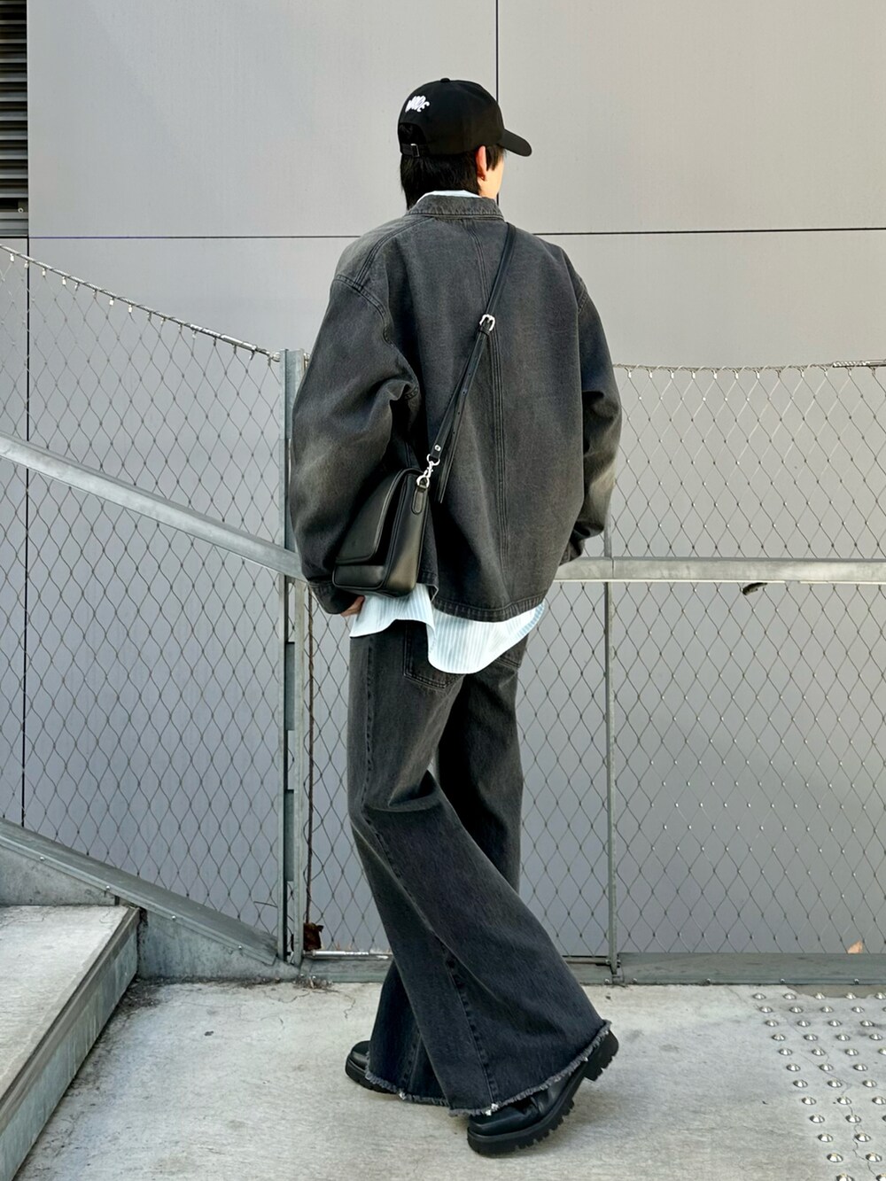 ブラック系のデニムジャケット、ブルー系のシャツ/ブラウス、ブラック系のデニムパンツを着用したメンズの冬コーディネートの2枚目の写真