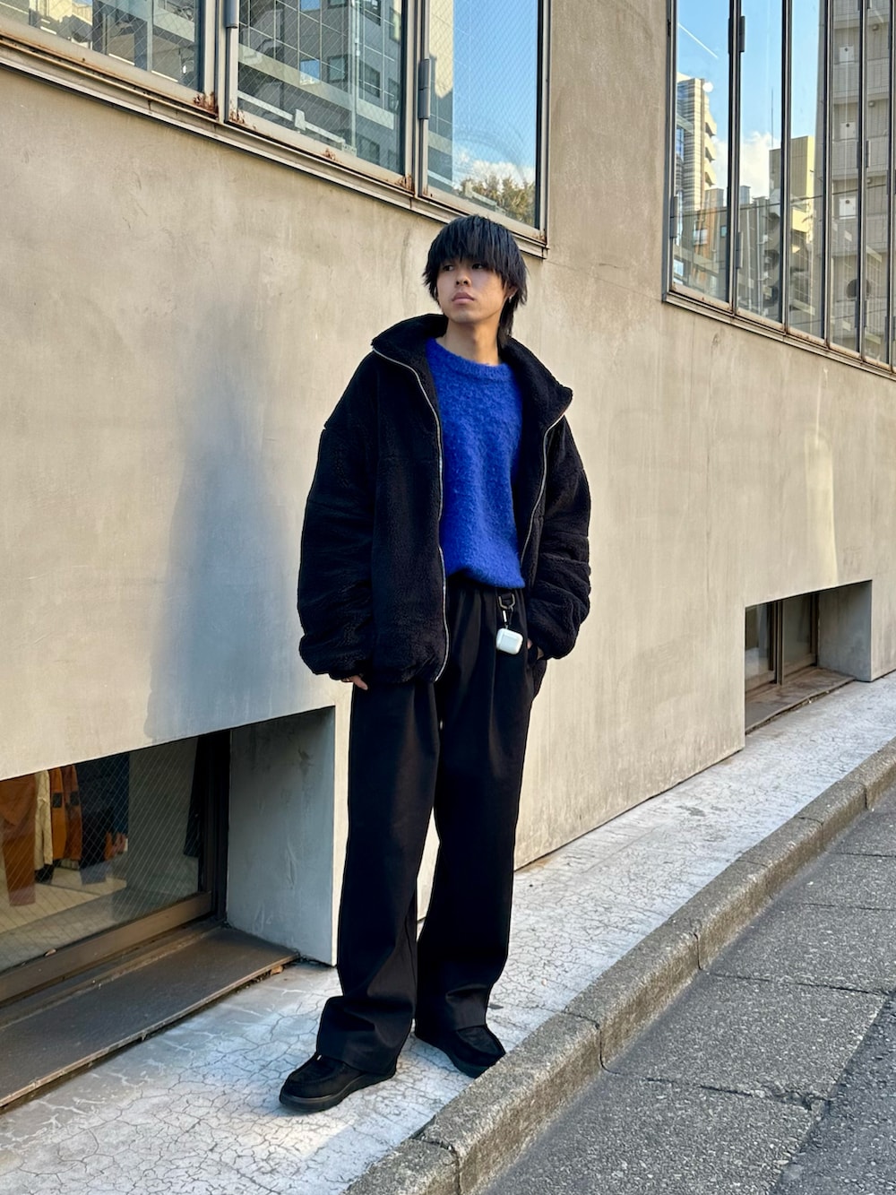 ブラック系のジャケット/アウター、ブルー系のニット/セーター、ブラック系のその他パンツを着用したメンズの秋コーディネートの3枚目の写真