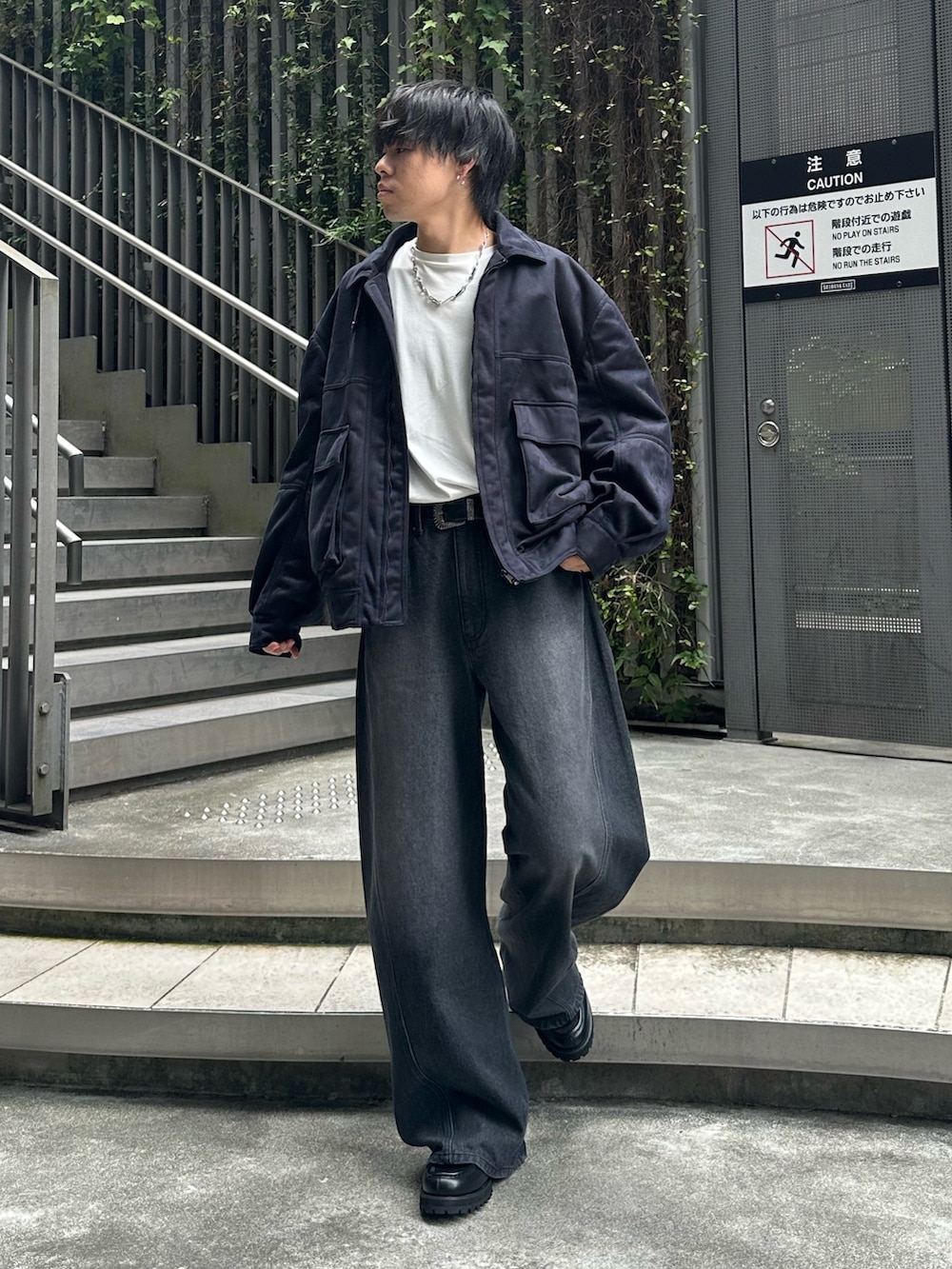 ブラック系のブルゾン、ブラック系のデニムパンツ、ブラック系のドレスシューズを着用したメンズの秋コーディネートの5枚目の写真