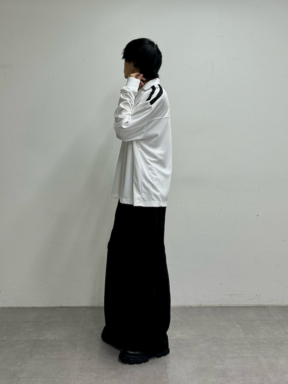 ホワイト系のTシャツ/カットソー、ブラック系のその他パンツを着用したメンズの夏コーディネートの4枚目の写真